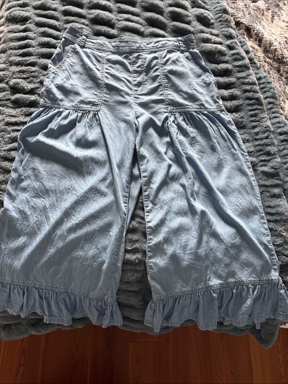 Light Blue Ruffle Hem capri pants - Women